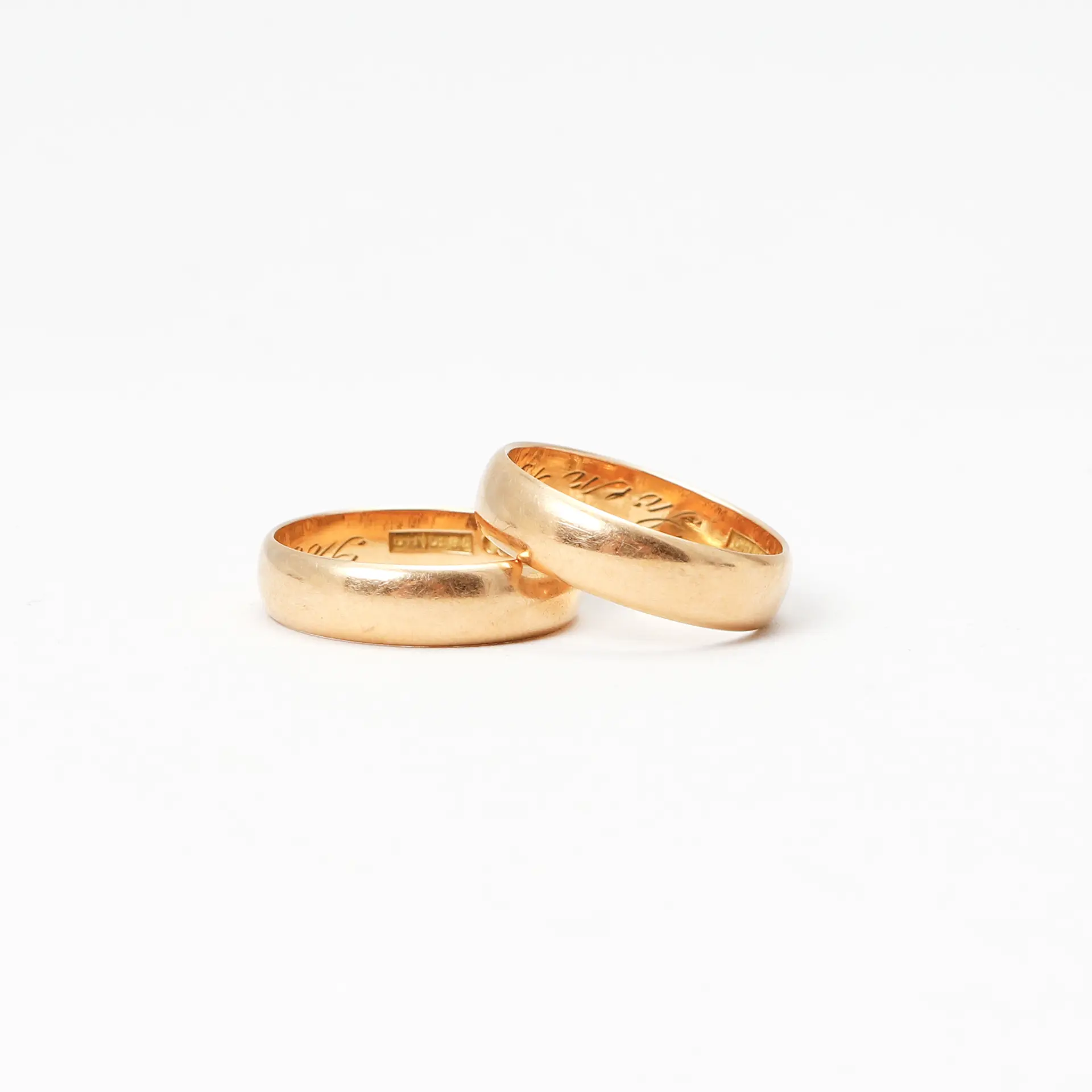 RINGAR, 2 st, 18k guld. Vikt ca 7,0 g.