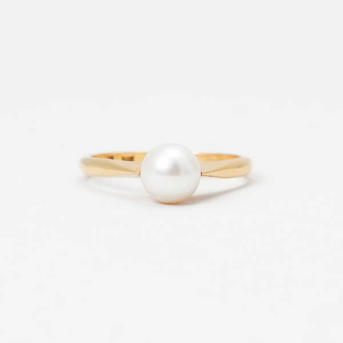 RING, 18k guld med odlad pärla. Vikt ca 3,5 g.