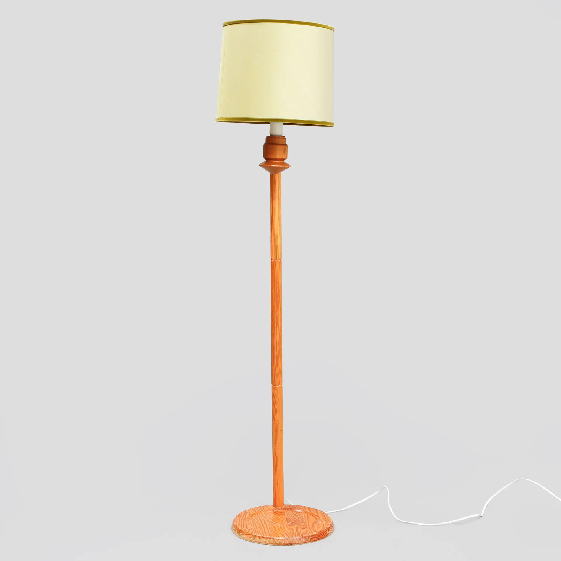 GOLVLAMPA, furu.