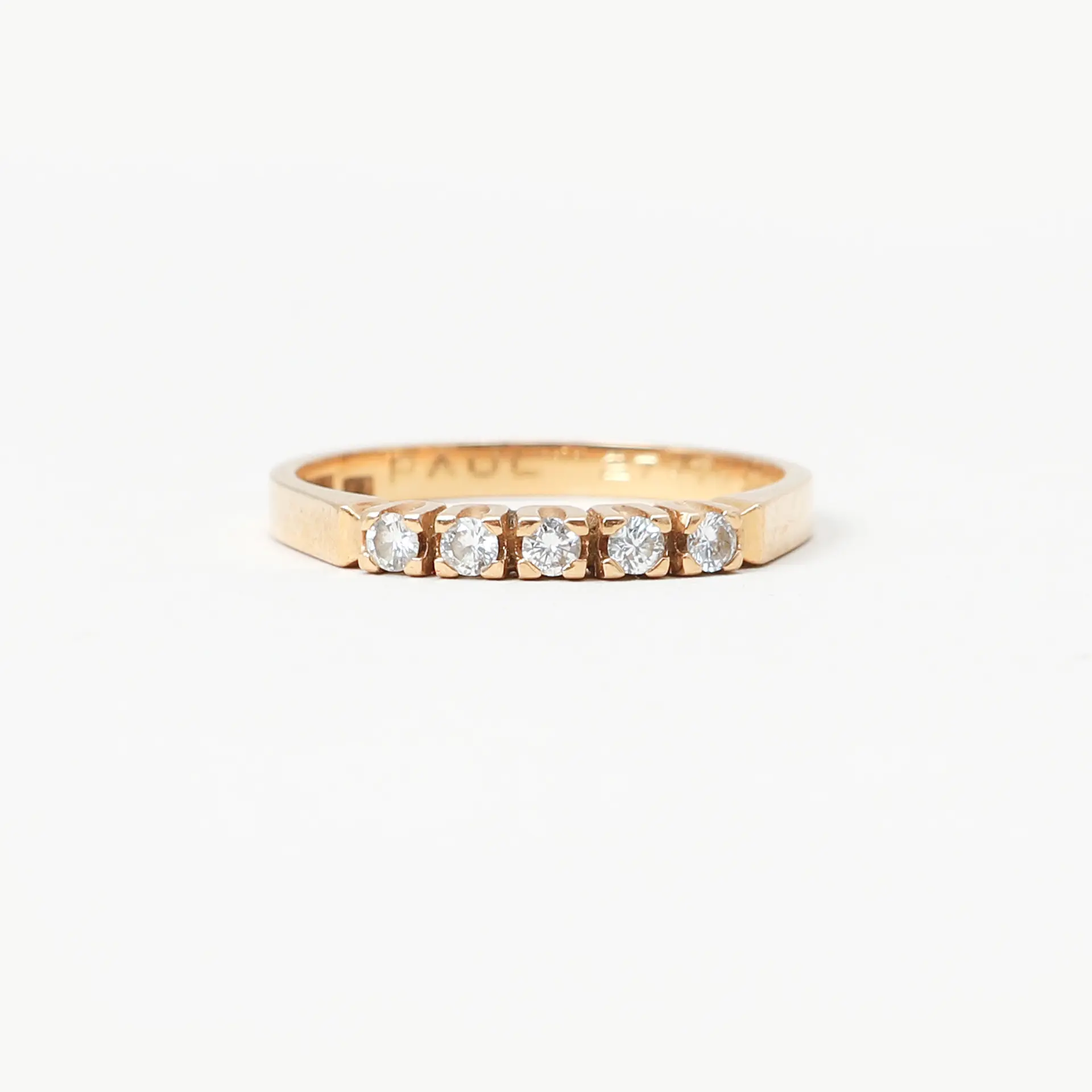 RING, 18k guld med 5 st diamanter totalt ca 0,20 ct. Vikt ca 2,9 g.