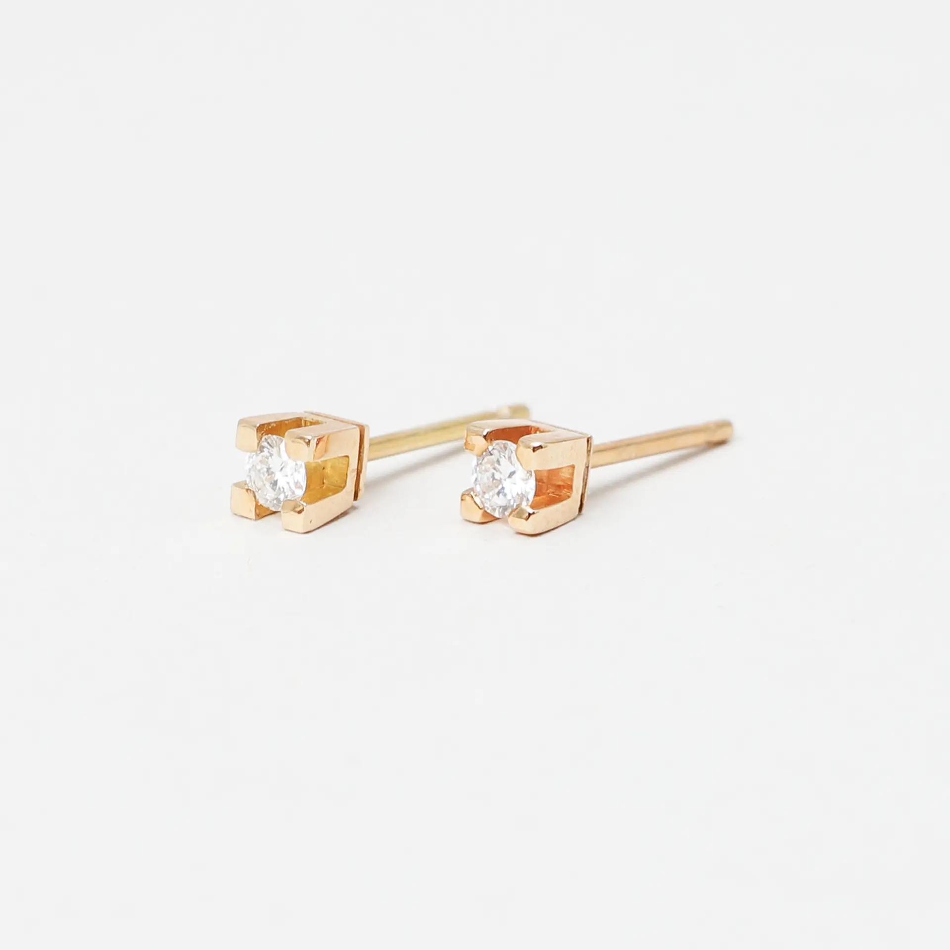 ÖRHÄNGEN, 1 par, 18k guld och 2 diamanter ca 0,10 ct vardera. Vikt ca 1,2 g.
