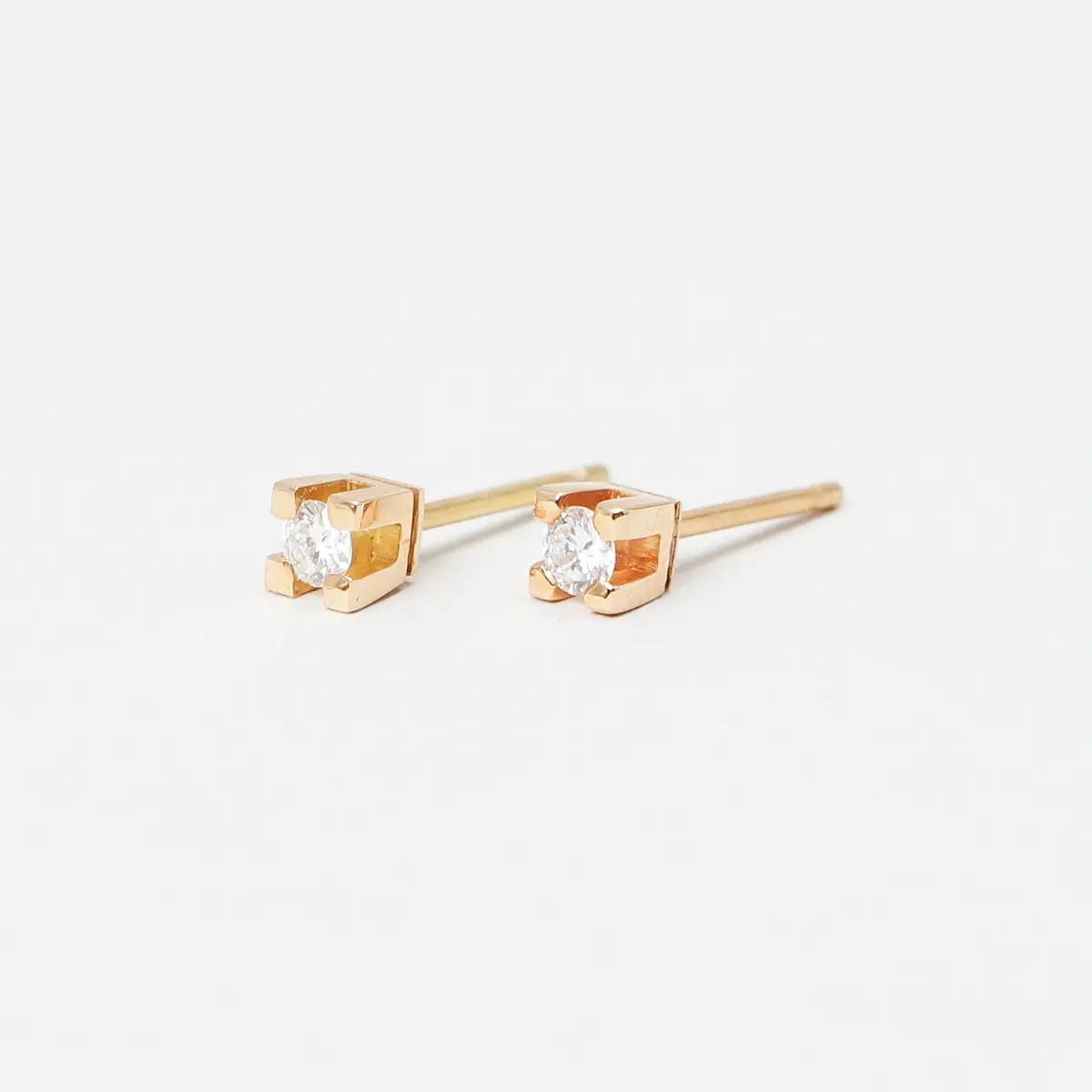ÖRHÄNGEN, 1 par, 18k guld och 2 diamanter ca 0,10 ct vardera. Vikt ca 1,2 g.