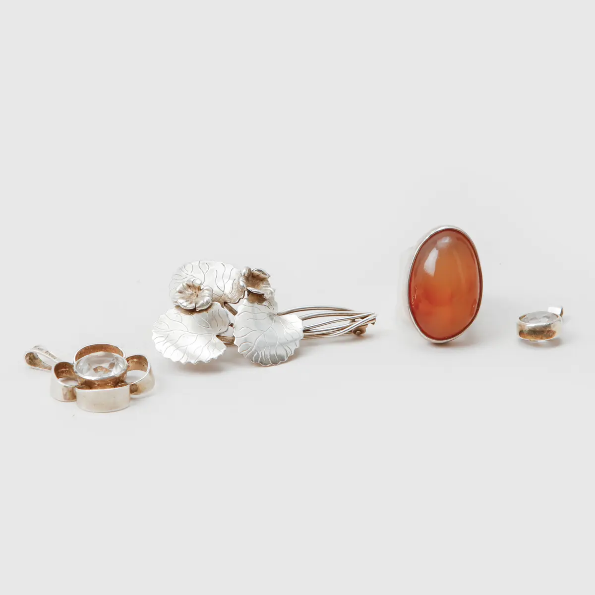 HÄNGEN, 2 st, RING samt BROSCH, silver, stenar.