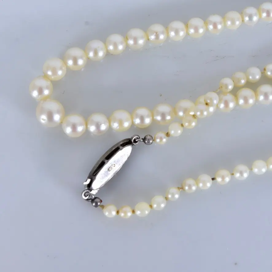 PÄRLCOLLIER, med silverspänne.