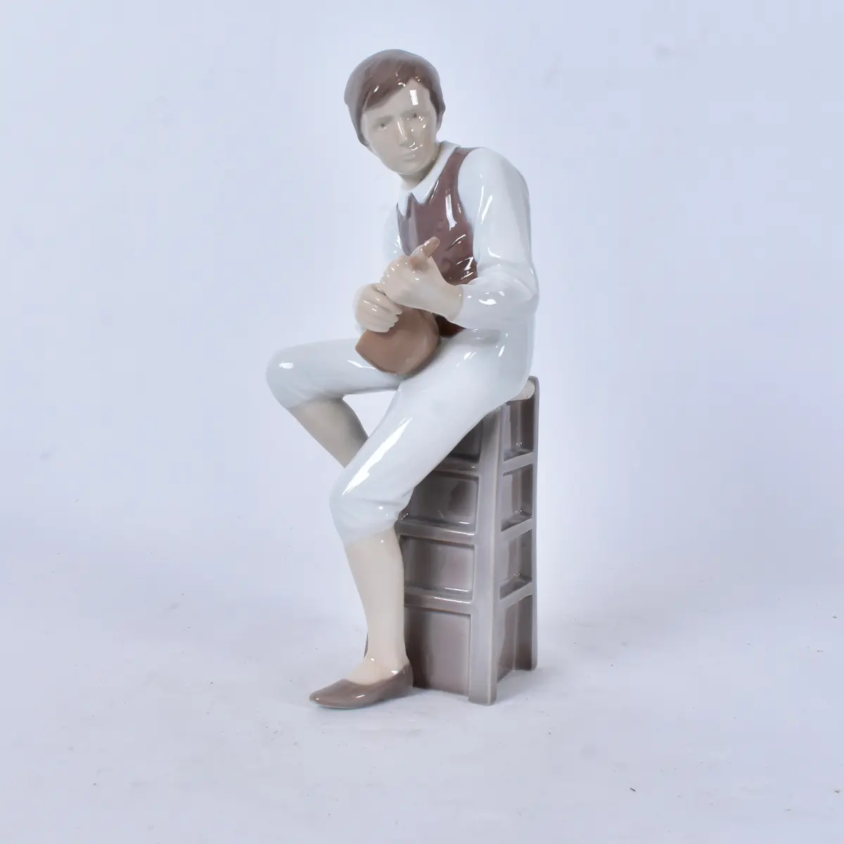 INGEBORG PLOCKROSS IRMINGER. figurin, porslin, Mandolinspelare.