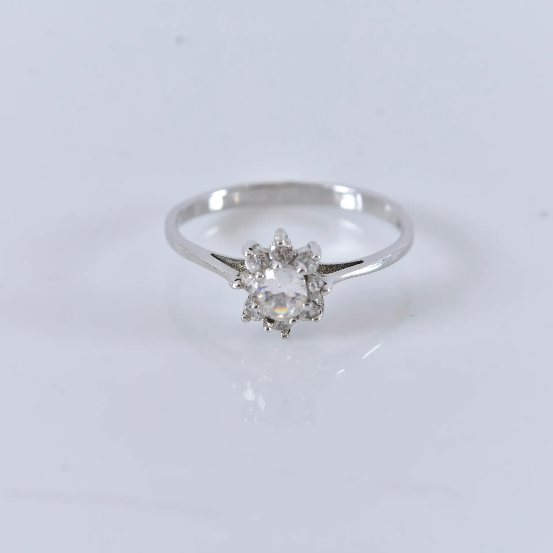 CARMOSÉRING, med vita stenar, sterlingsilver.