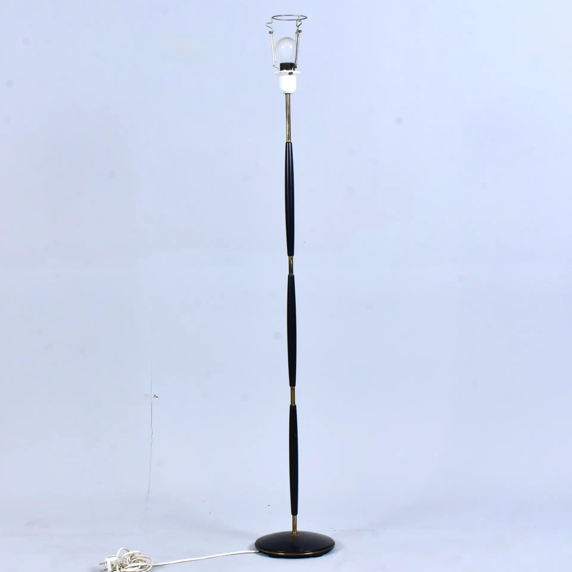 GOLVLAMPA, mässing och målat trä, EAE 163, Eskilstuna elektrofabrik