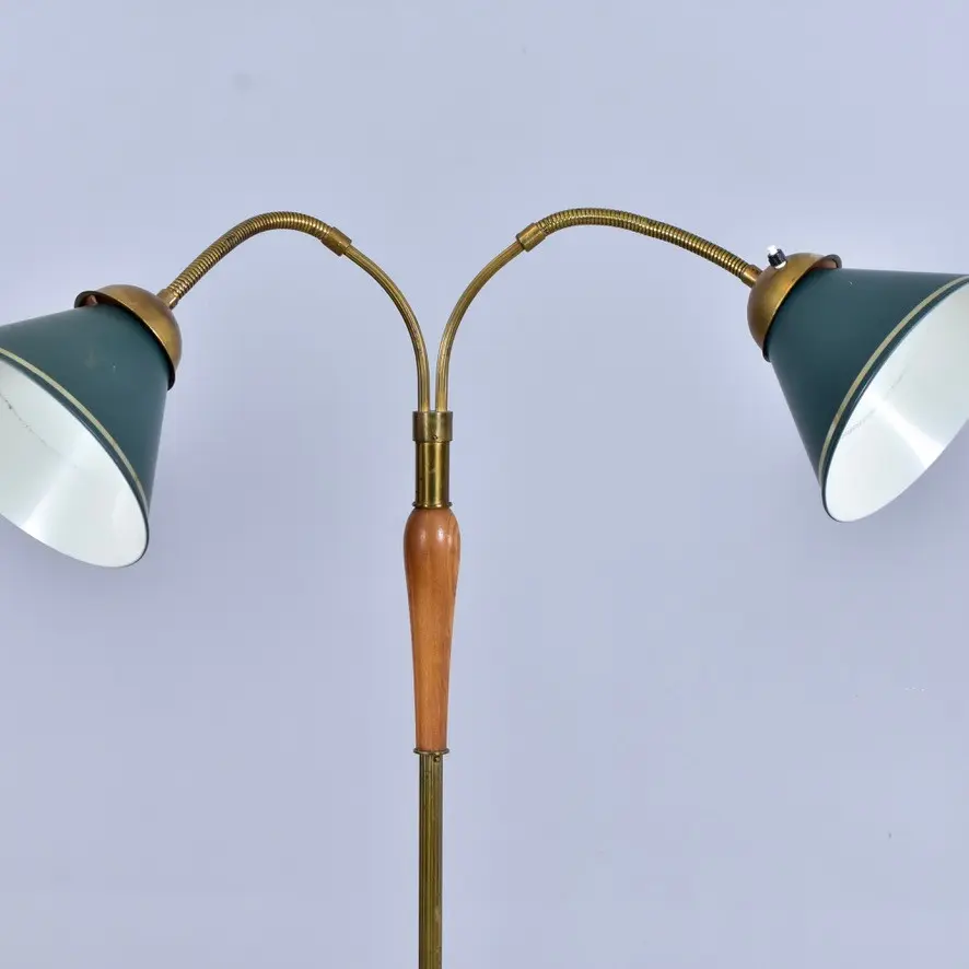 GOLVLAMPA, mässing och trä, 1960-tal.