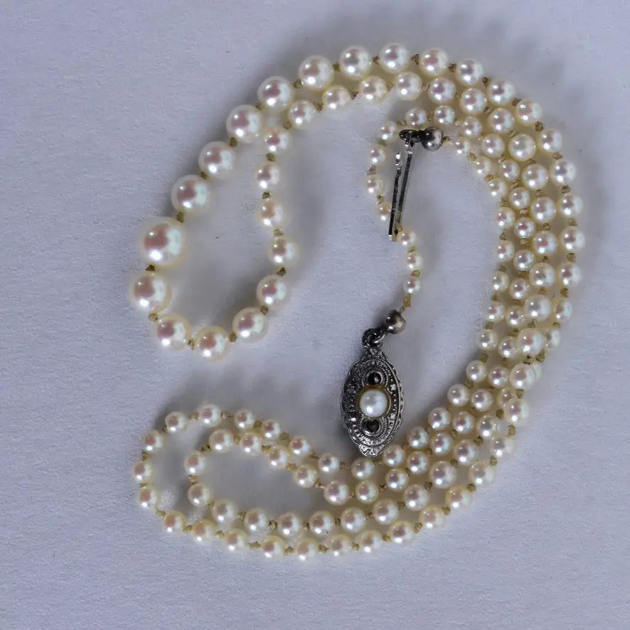 COLLIER, odlade pärlor med silverlås.