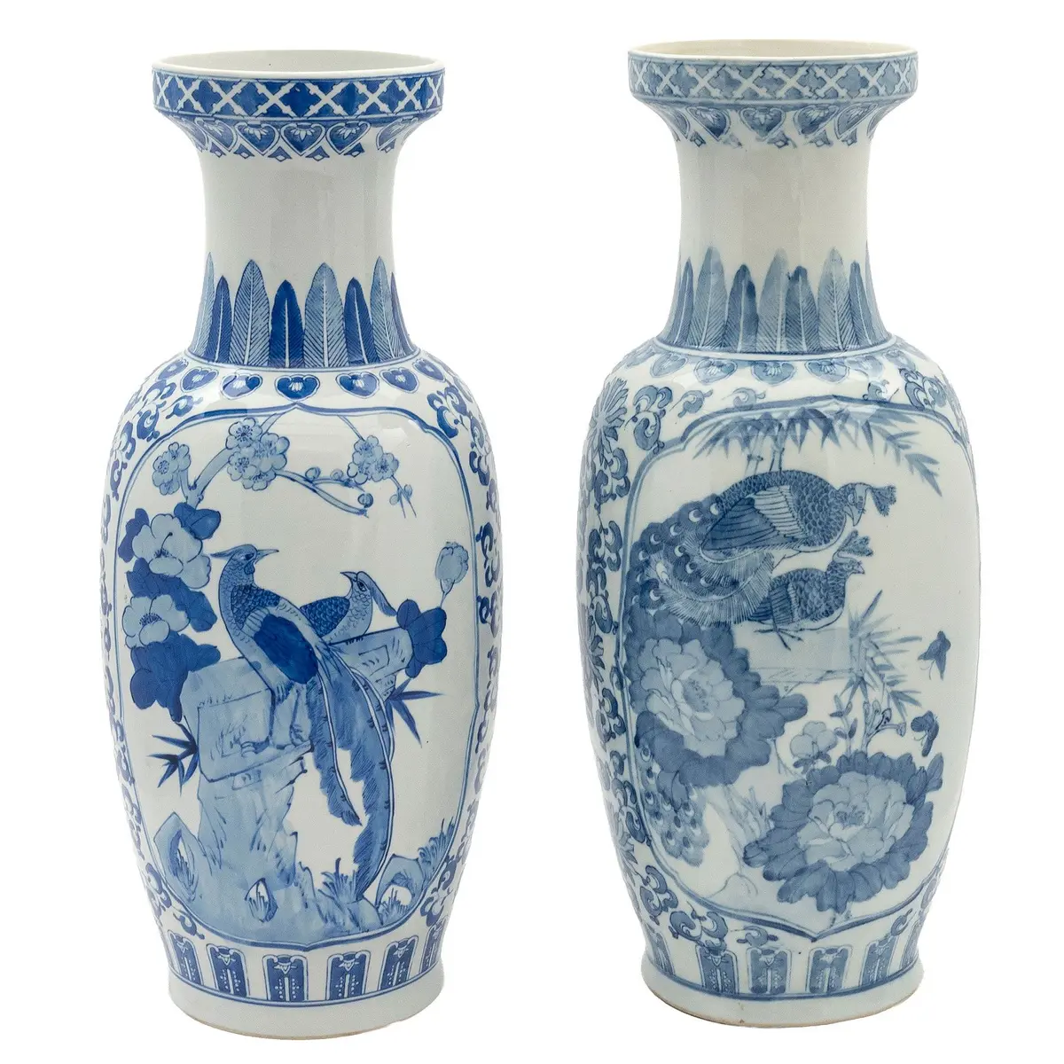 PAR DE JARRONES CHINA, SIGLO XX Elaborados en porcelana policromada