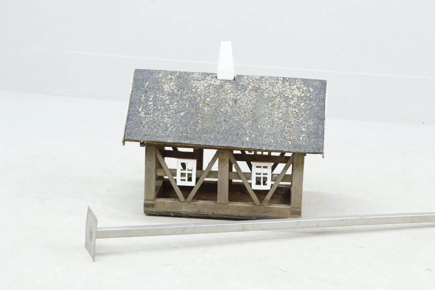 Fågelbord med lång stolpe