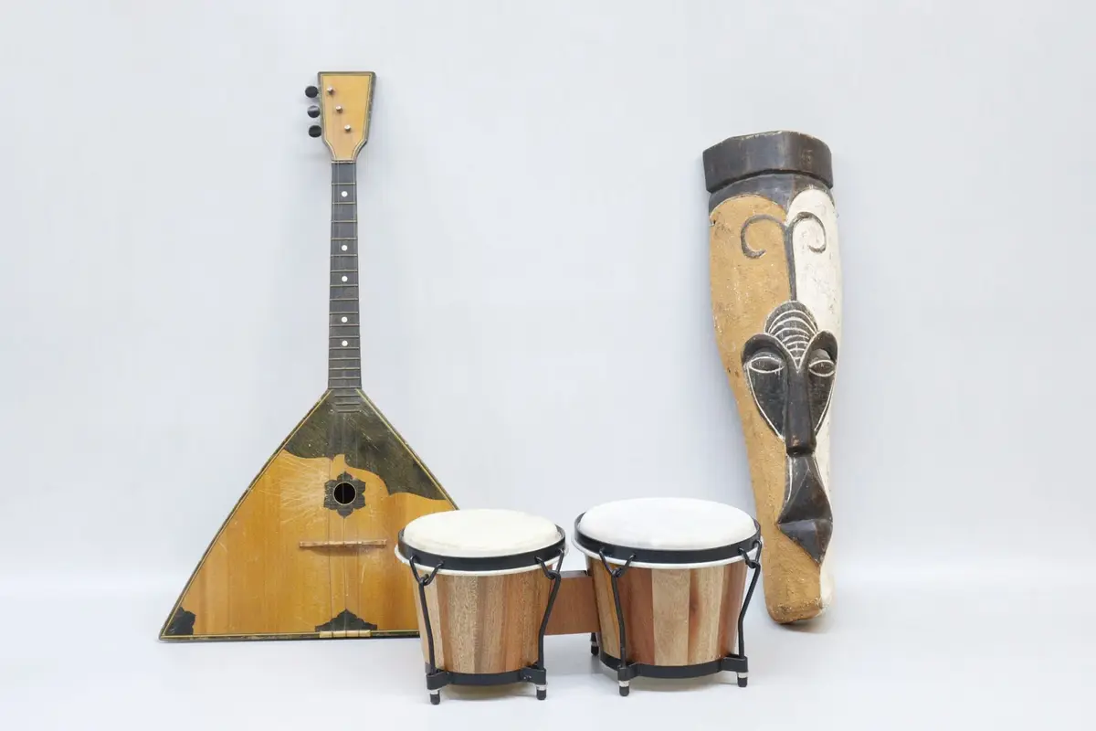 Balalaika, trummor och trämask