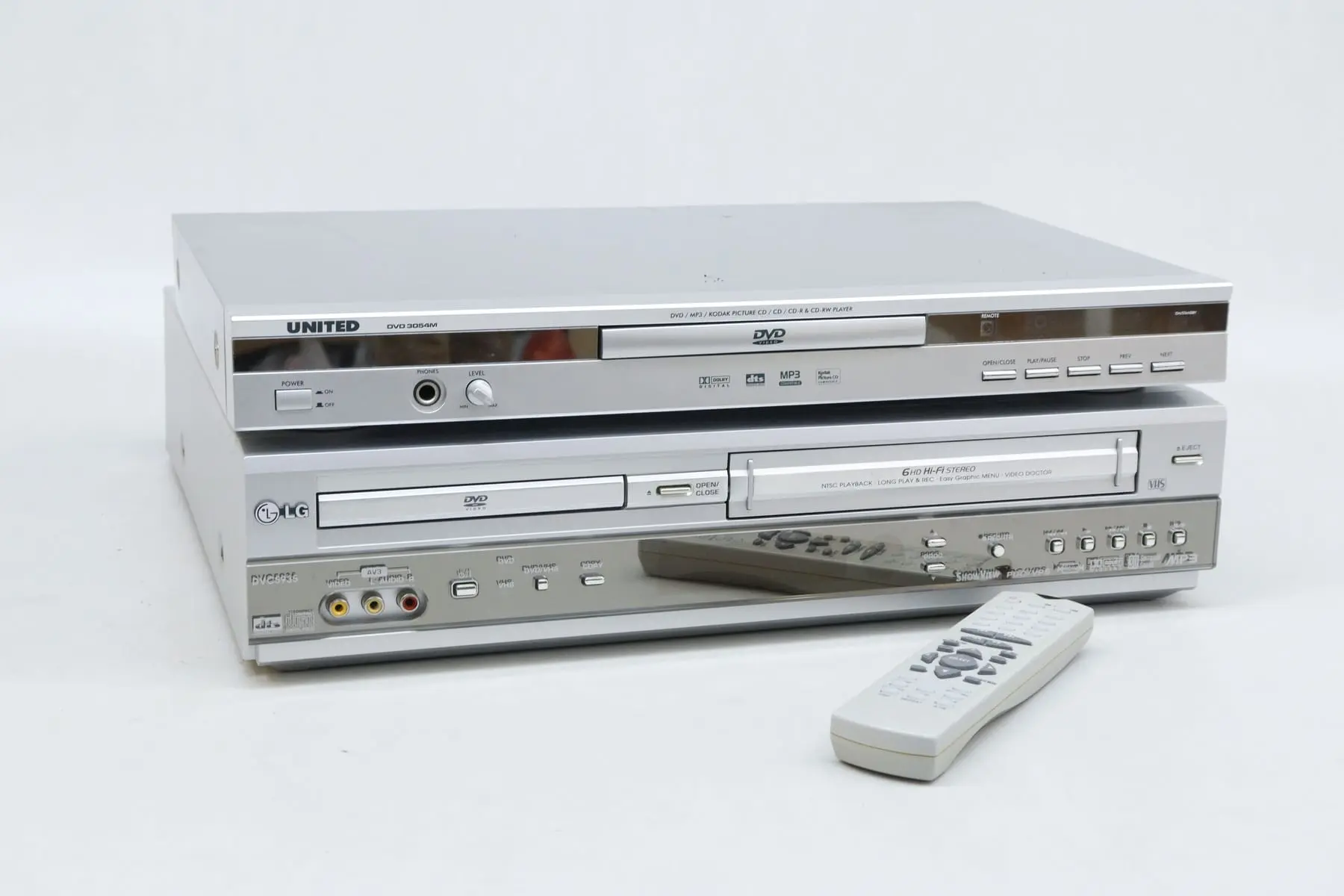 DVD/VHS-spelare, LG, samt DVD-spelare United med en fjärrkontroll