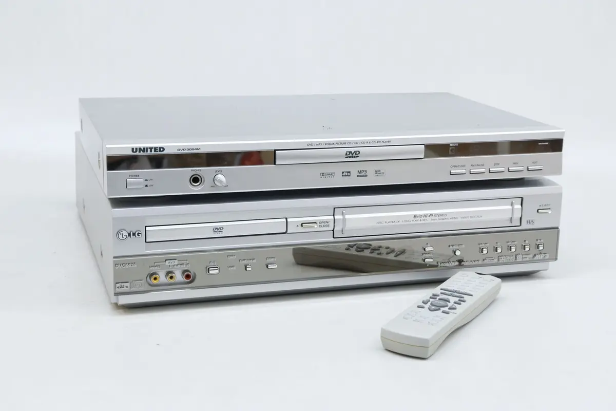 DVD/VHS-spelare, LG, samt DVD-spelare United med en fjärrkontroll