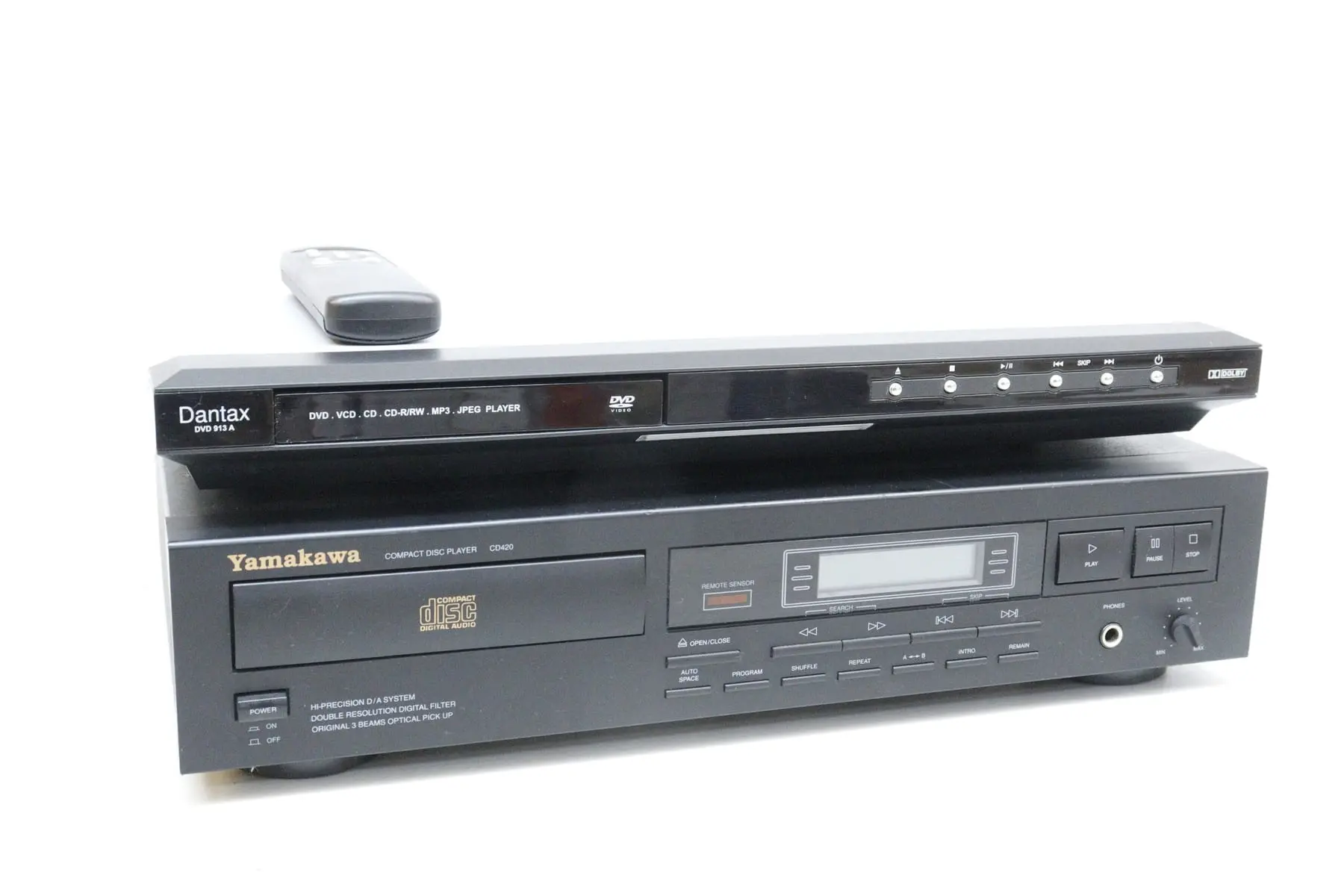 DVD/CD/MP3-spelare, Dantax, samt CD-spelare, Yamaha, med en fjärrkontroll