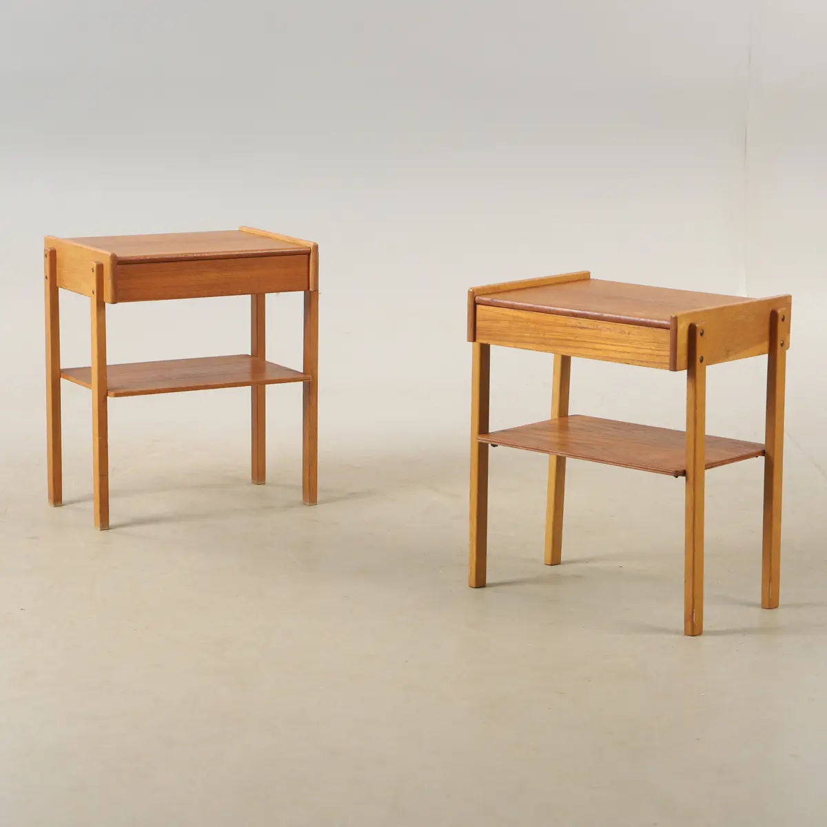 SÄNGBORD, 1 par, teak och ek, 1900-talets mitt.