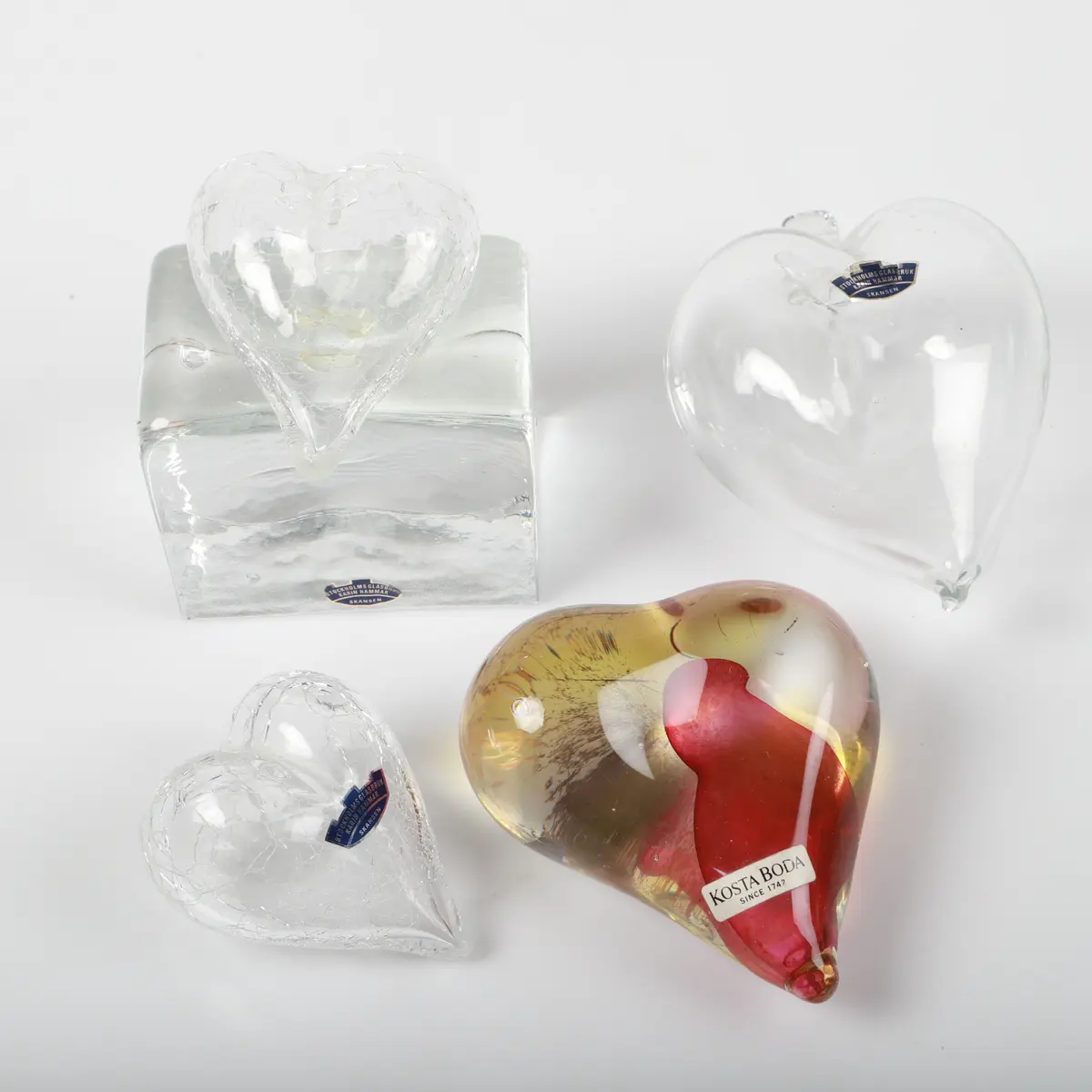 SKULPTURER, 4 stycken, hjärtan, glas, Stockholms glasbruk och Kosta Boda.