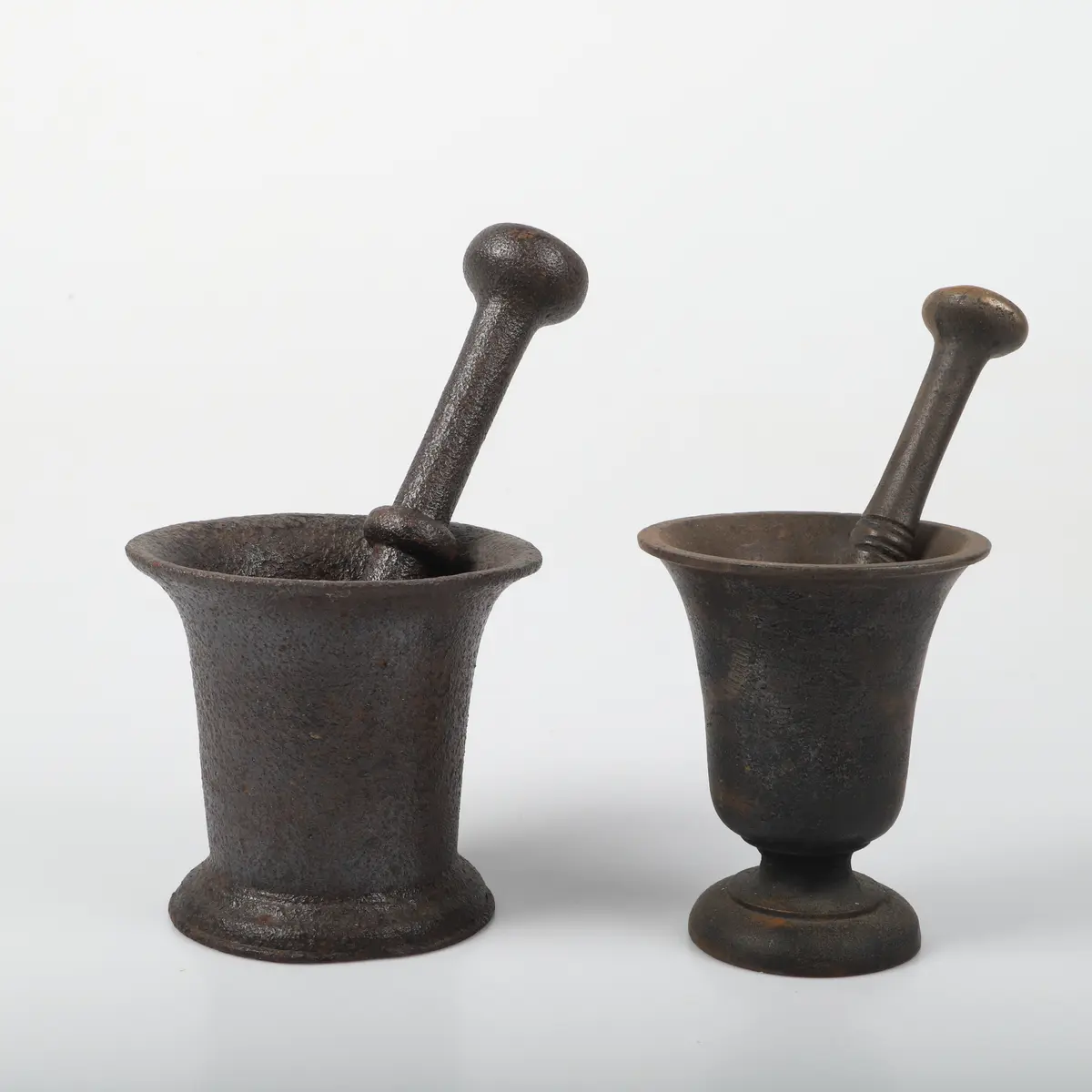 MORTLAR, 2 stycken, gjutjärn, 1800/1900-tal.
