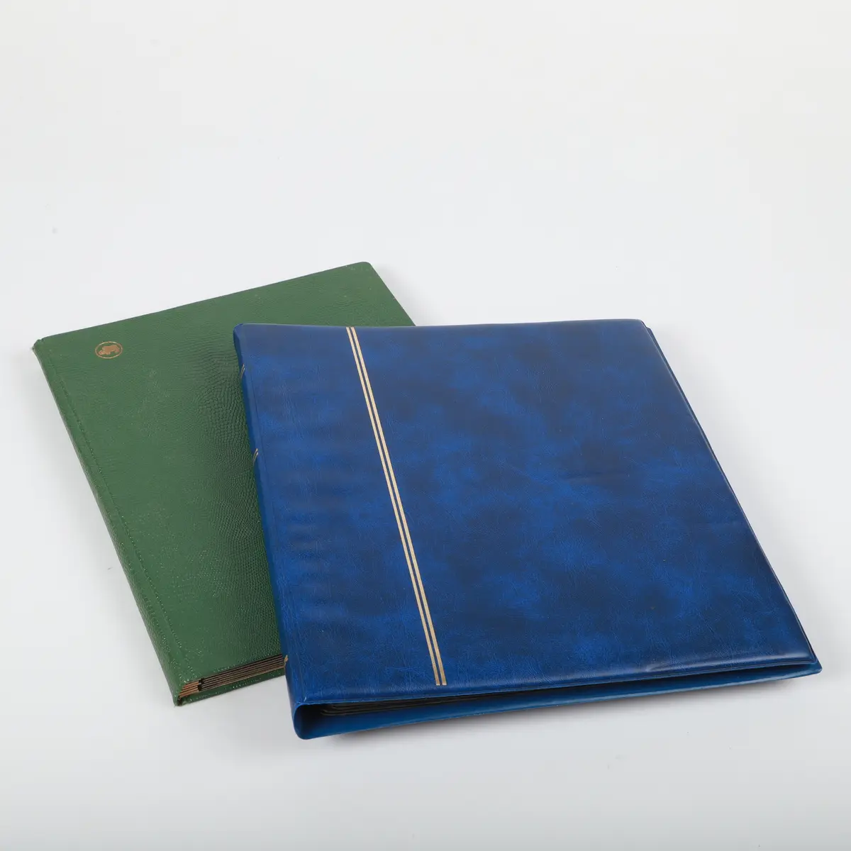 FRIMÄRKSALBUM, 2 stycken, mestadels Sverige, sent 1800/1900-tal.