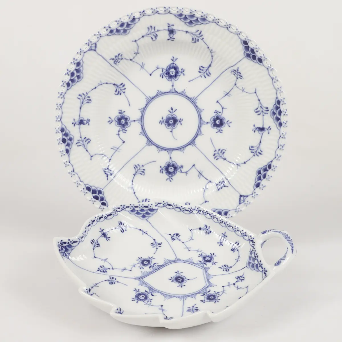 TALLRIK OCH LÖVFAT, "Musselmalet", Royal Copenhagen, Danmark.