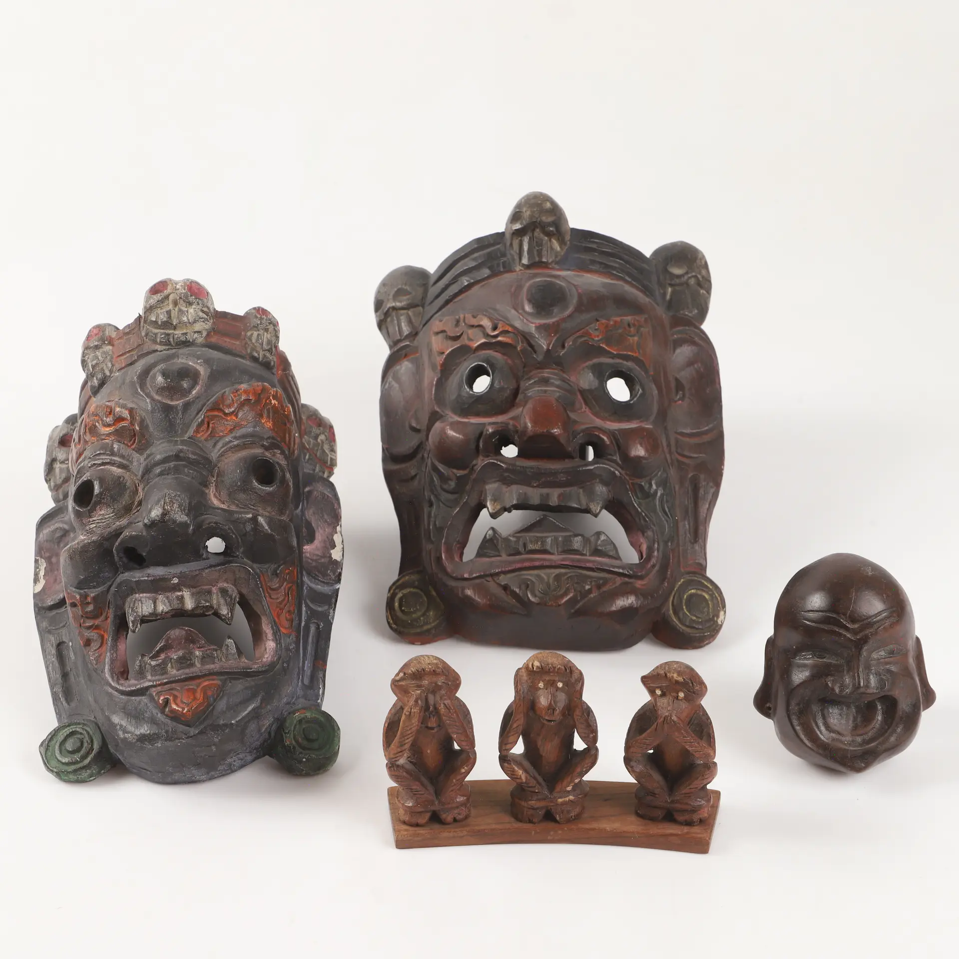 MASKER M. M., 4 stycken, skuret trä, Borneo, 1900-tal.