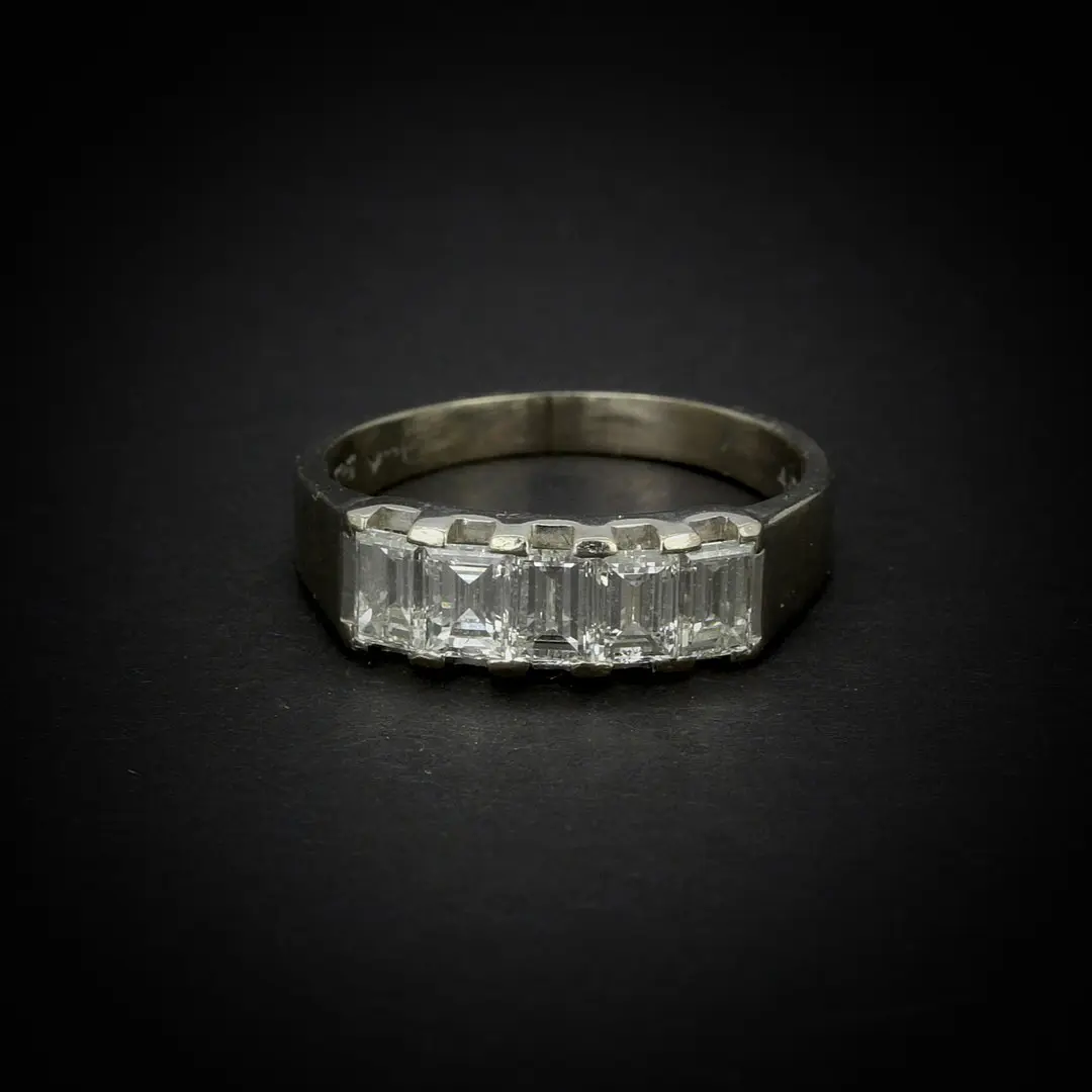 14CT GOLD CUT DIAMOND RING.
