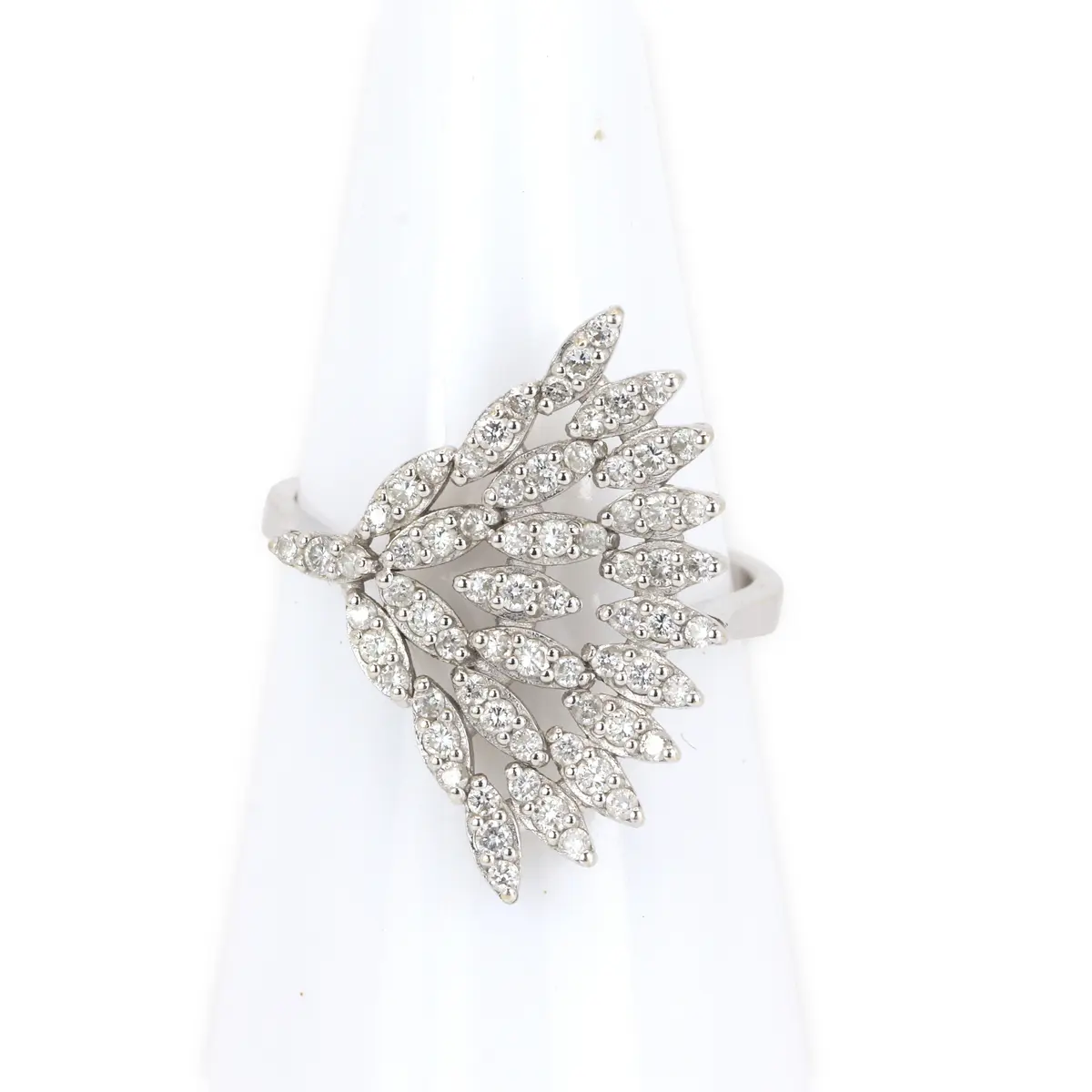 18CT GOLD DIAMOND RING.