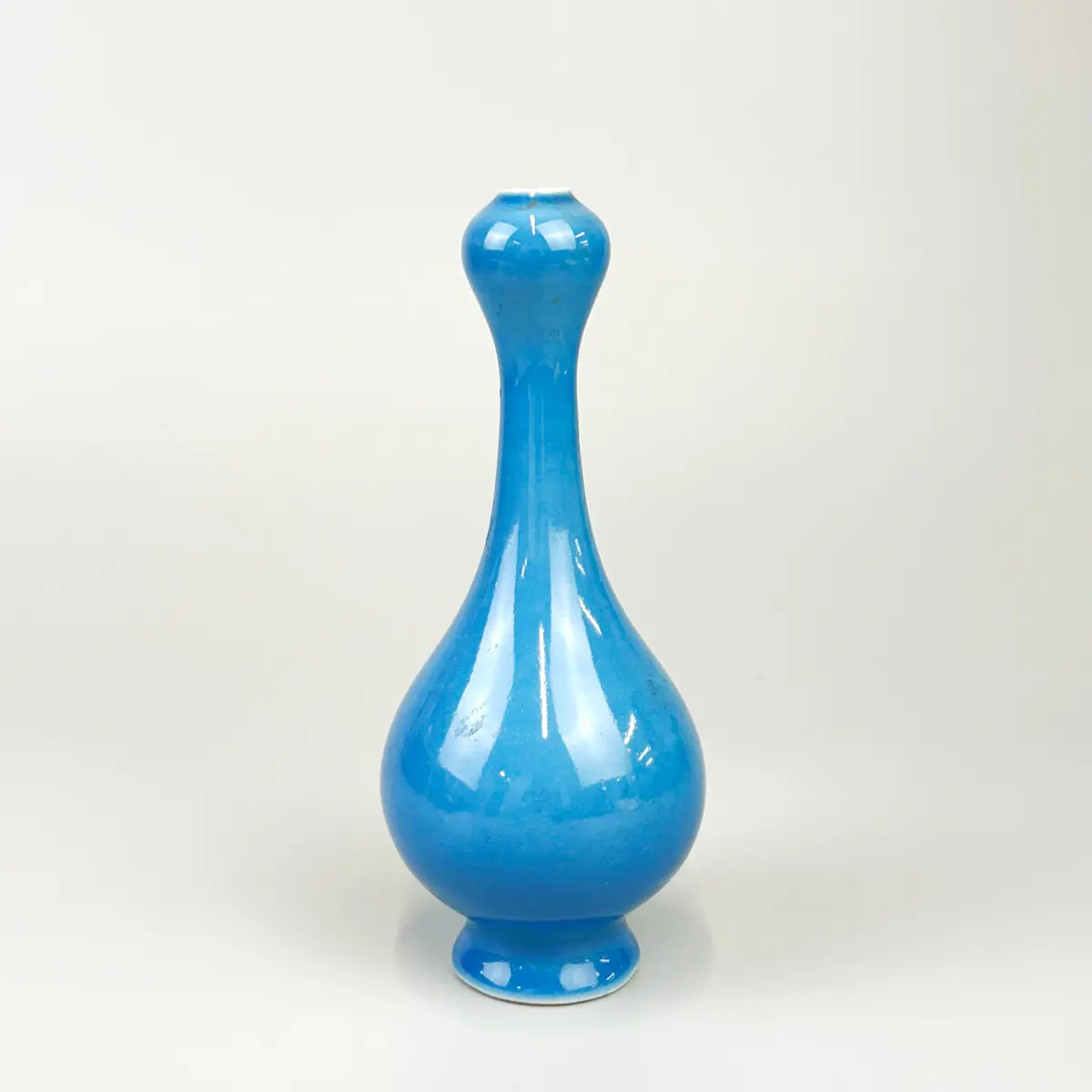 CHINESE GARLIC NECK VASE.