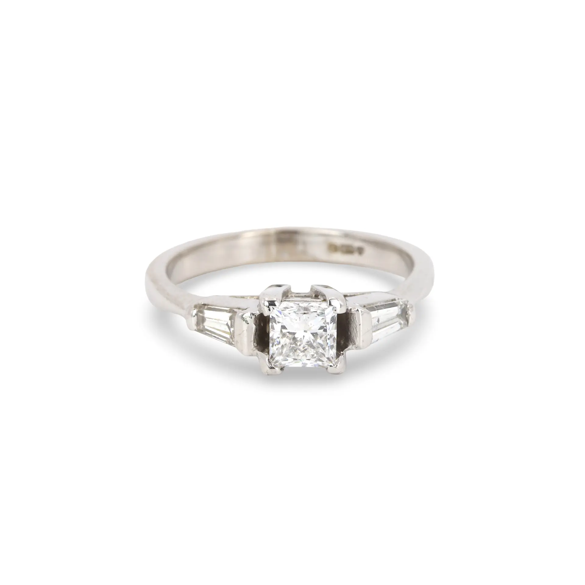 18CT GOLD DIAMOND RING.
