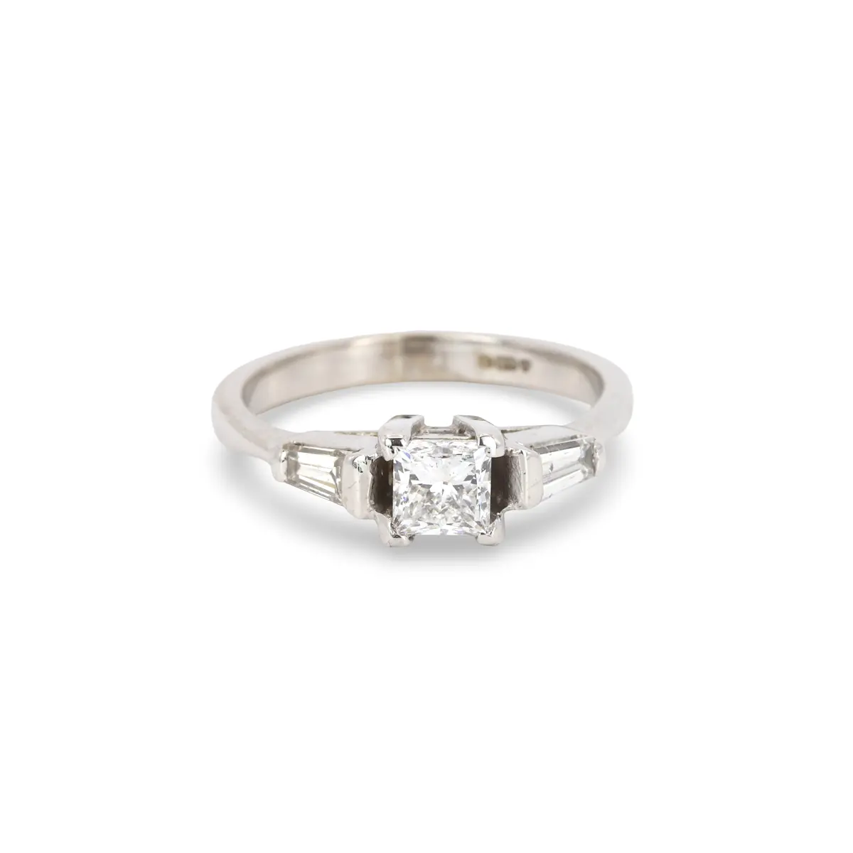 18CT GOLD DIAMOND RING.