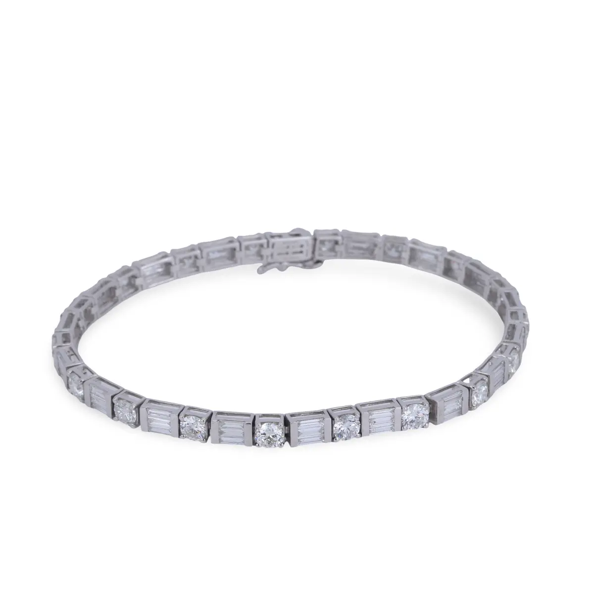 18CT GOLD (6.8CT) DIAMOND BRACELET.