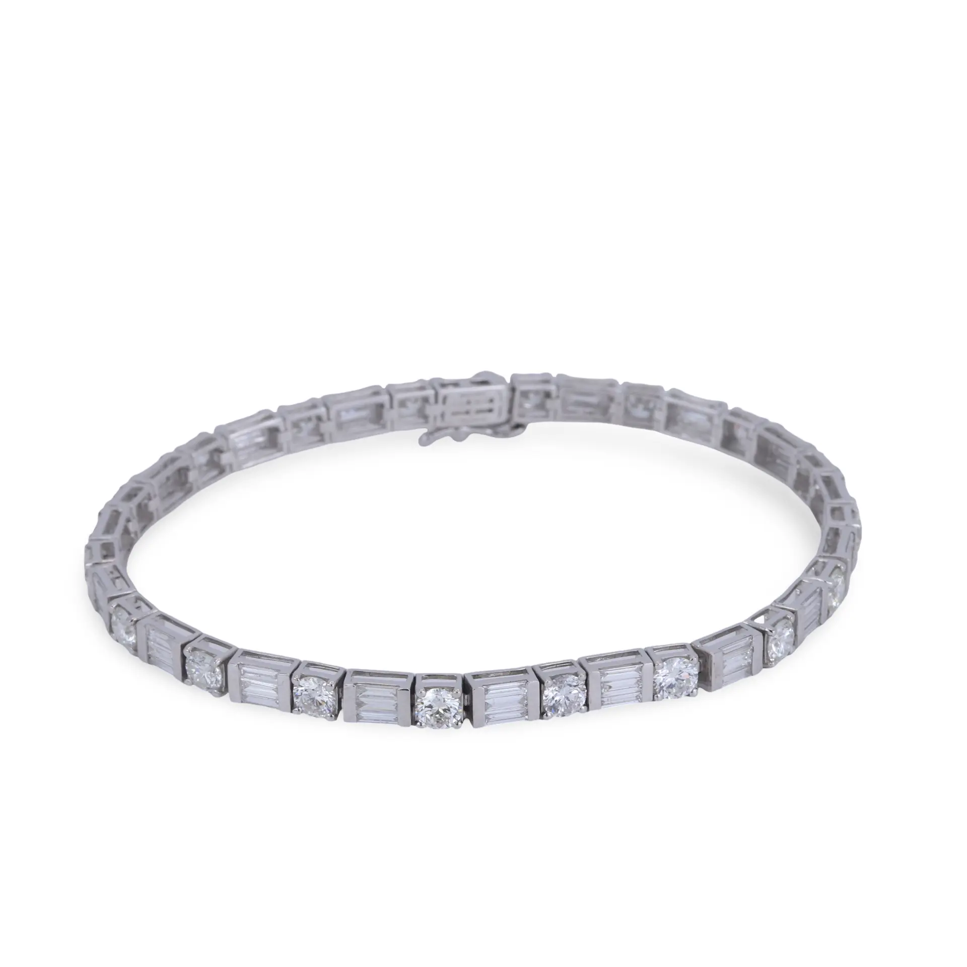 18CT GOLD (6.8CT) DIAMOND BRACELET.