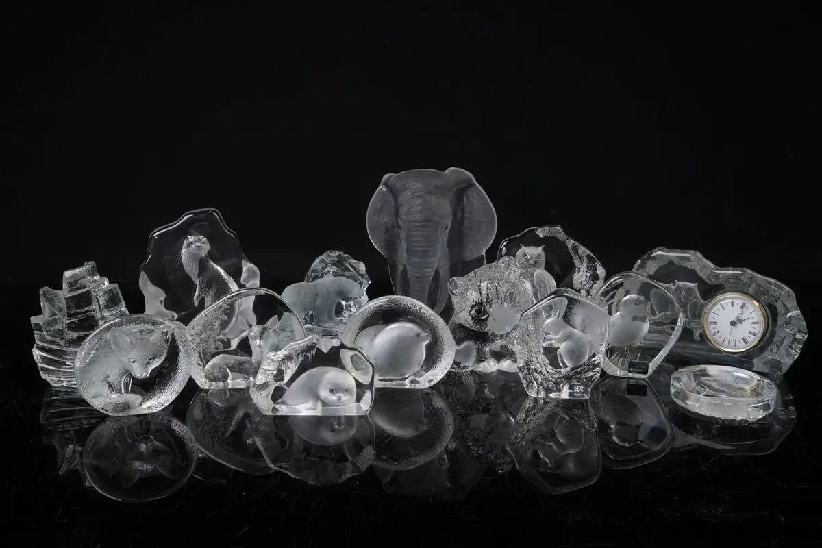 KONSTGLAS, 13 st, samt bordsur, bl.a. Sea glasbruk, Pukeberg