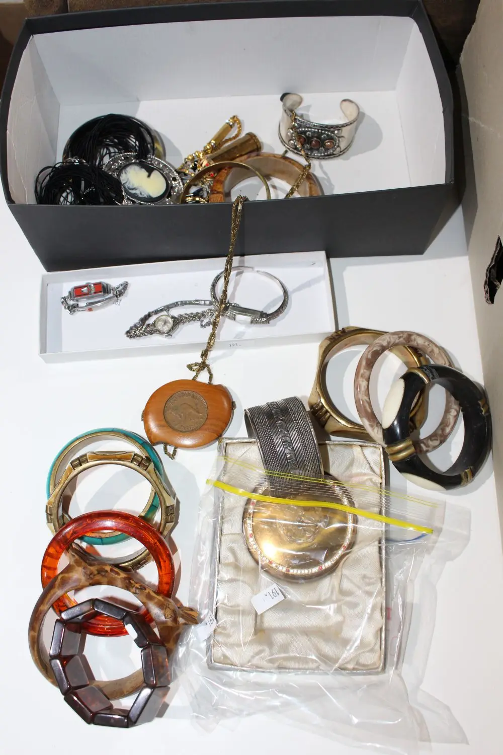 Qty of costume jewellery etc incl. large number