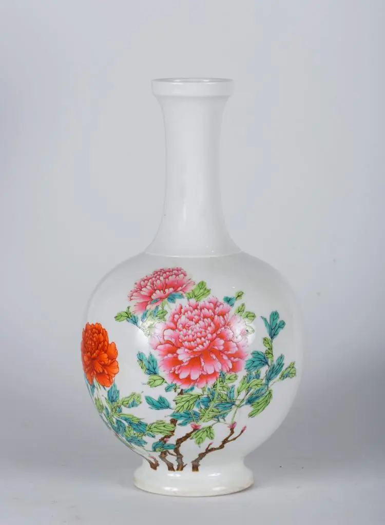 Arte Cinese A white porcelain vase painted with...