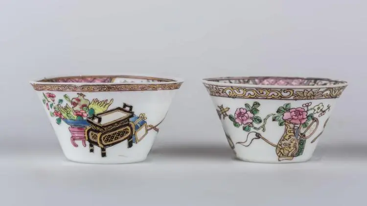 Arte Cinese A pair of fine porcelain enamelled cups painted with flower pots