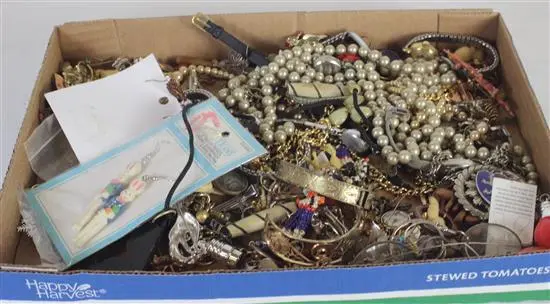 BOX LOT JEWELRY INCLUDING: ASSORTED COSTUME JEWELRY