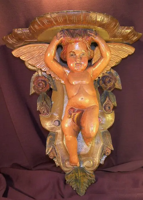 Antica e rara mensola con Putto, scolpita interamente in legno, in stile Barocco realizzata tra il XVII ed il XVIII Secolo.