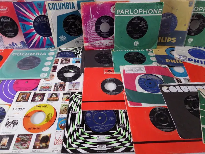 30 7" singles pop and rock from the 60's: Beatles (3x), Dave Clark Five, Manfred Mann, Who, Hendrix, Beach Boys (2x) and many others.