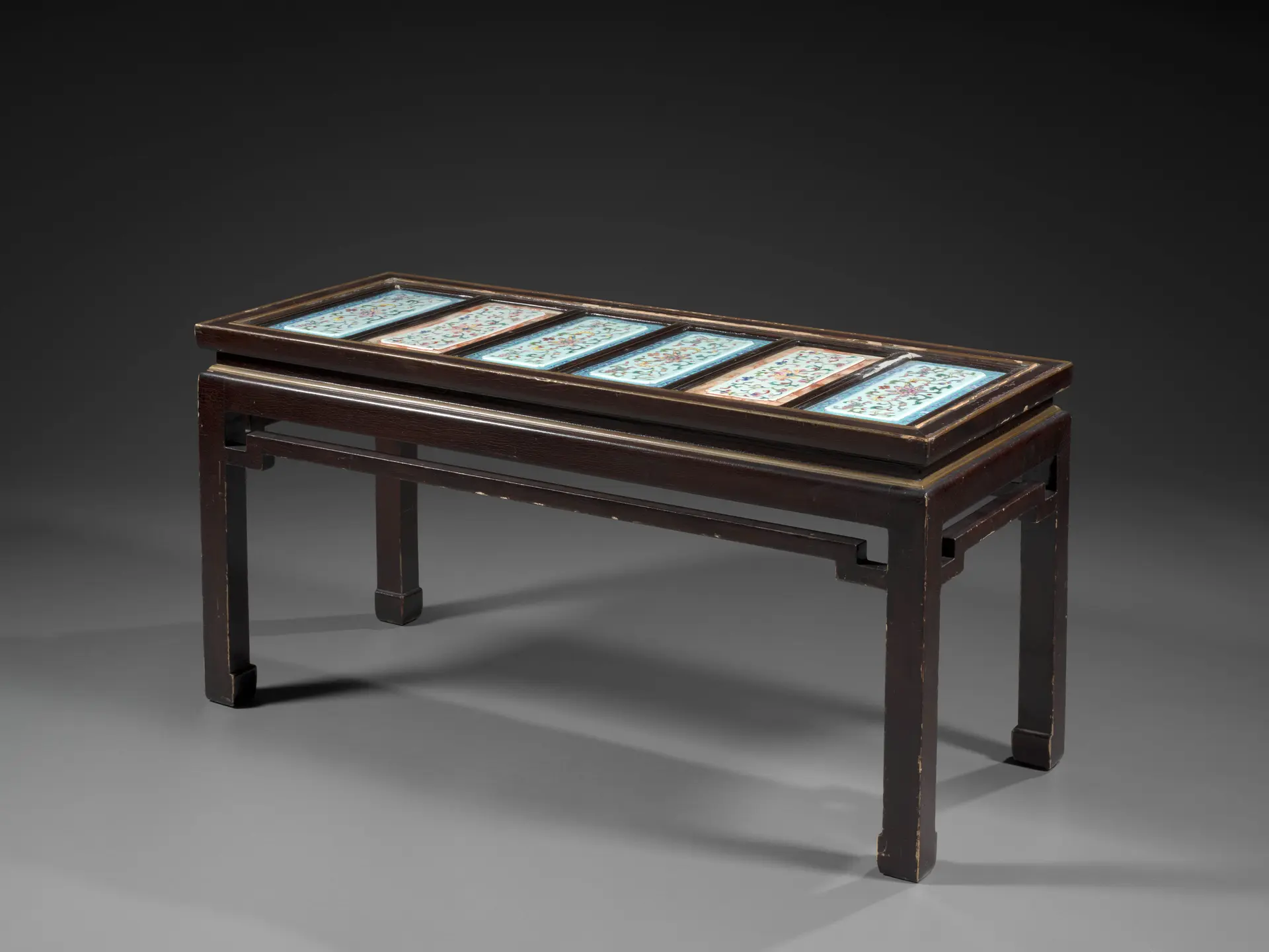 TABLE BASSE EN BOIS ET PORCELAINE FAMILLE ROSE
