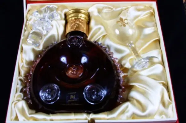 56: Remy Martin 70cl. Cognac Set w/ Crystal Stopper & G