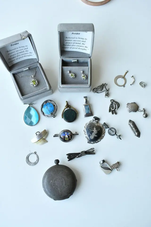 Collection of mostly sterling silver jewellery etc.