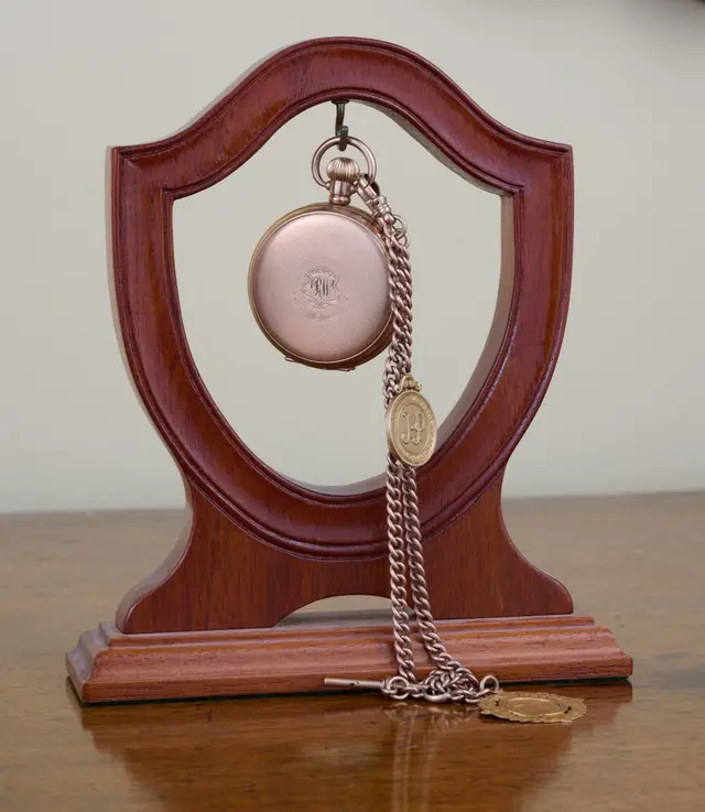 AN ELECTION ROLLED GOLD FULL HUNTER 15 JEWELS POCKET WATCH WITH A 9CT GOLD CHAI